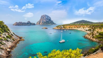 Den italiensk ø Sardinien er det rene paradis for dig, der nyder en ren sandstrand med turkisblåt vand - for dem er der mange af på Sardinien. Solen skinner hele sommeren, og det er et ideelt sted at holde sommerferie med hele familien. Der er børnevenligt på øen, der, foruden lækker vand, har nogle yderst fine og charmerende byer, hvor gastronomien er i top. Den italienske hygge og gæstfrihed lever i høj grad på den syditalienske ø i Middelhavet. Du finder et godt udvalg af hoteller med god beliggenhed - enten inde i det smukke landskab på øens midte, eller i endnu højere grad ude ved de smukke kyststrækninger.