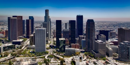 Der er noget over Los Angeles, jeg ikke har oplevet mange andre steder. Energien, luften, atmosfæren og ja, mentaliteten. Det er som om, at intet er umuligt i LA. Folk kommer til byen fra nær og fjern for at bryde igennem på den ene eller anden måde, men byen er også meget mere end det. Byen er grænseløs. Du kan holde en hel ferie indenfor Los Angeles' byområde, da der simpelthen er så meget at se og opleve - og bare en fantastisk ramme at være til stede i.  ​Der er et utal af områder i den store millionby - og jeg kan ikke nævne et eneste område, som alene gør oplevelsen stor, nej, det er alle delene, der til sammen danner en form for puslespil, som gør oplevelsen uforglemmelig. Tag et område som Hollywood eller Beverly Hills. Her får du et skud stjernestøv, filmmagi og eksklusive vibes. Smutter du vest på, så møder du det bombastiske Stillehav ved Venice og Santa Monica. Her oser af livsglæde fra surfere, skatere og lokale. Studio City og San Fernando Valley giver en ro med sine dybe dale, høje bakker og store villaer. Her fornemmer man, at der rent faktisk også bor ægte mennesker i Los Angeles. Altså, der er mennesker, der faktisk har deres hverdag i det paradis og mekka af oplevelser. Wauw, siger jeg bare. Downtown emmer af business og modernitet, hvilket fuldender LA's udtryk. Men nå nej, noget af det, som LA også kan, er solnedgangene udover Stillehavet. Her giver det et ekstra sug i maven, hvis du trekker op til Runyon Canyon, hvorfra du kan se udover Downtown. Wow, nu får jeg da først lyst til at tage til mit yndlingssted i USA. Igen. Igen.  Får du lyst til at være ægte turist i LA, så er der kun en ting at gøre: Køb din rejse hos IH-rejser, og få kyndig vejledning til de vigtigste ting. Der er nemlig aaaalt for meget at lave til, at du kan nå det hele.  Men hvis jeg skal nævne en ting, der altid er god indenfor turisme, så er det hop-on-hop-off-busserne, der fragter dig rundt i byens mange kroge, mens du får sjove historier og gode tips af guiden ombord. Det er altid givende.  Måske min næste tur til Los Angeles snart skal i hus? Men hvad med din?