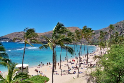 En fantastisk rundrejse på to af Hawaiis skønne øer starter på Maui. Her venter først nogle dage i øens hovedby, Kahului. Allerede her mærker du den inspirende, langsomme kultur, som får dig helt ned i gear. Efter nogle dage i byen går turen videre til Hana, Maui. Her venter smuk natur med vandfald, vulkaner, regnskov og brutale kystlinjer. Efter dagene på øen Maui går turen videre til Oahu med færge. Sejladsen tager 1,5 time og tager dig direkte til Honolulu, hvor en række dage tilbringes. Honolulu byder på eksotisk storbystemning, fantastiske strande og god stemning. Herefter går turen videre til Pupukea, Oahu, hvor strande og natur er i højsædet. Fra selvsamme område er det oplagt at køre ud på dagsture rundt omkring på øen. Med andre ord venter der altså store og uforglemmelige oplevelser, når turen går til eksotiske Hawaii.