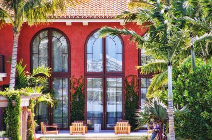 Florida er ofte lig med sol, strand og vajende palmer, men det er også meget andet. Oplev pulserende storbyer, historiske pejlemærker og fascinerende sumpområder. Alt det - og meget mere - oplever du på denne rundtur i Florida, hvor du kommer godt rundt i nogle af solskinsstatens smukkeste afkroge. En ting kan i hvert fald garanteres; du kommer hjem med et hav af gode oplevlser i bagagen, som du glædeligt kan se tilbage på efterfølgende. Rejsen er perfekt for både store og små, der trænger til afslapning og én på opleveren!  Flyv til USA og kør rundt i bil eller autocamper.