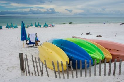 I og omkring området ved Fort Myers finder du et hav af lækre strande. Hvidt sand mellem tæerne er en selvfølge, når du besøger området. Med sit lækre, lune vand i smukke blå farver er Fort Myers et populært område at besøge. I nærheden af strandene finder du skønne byområder, som byder på dejlige hoteller og lækker mad. Ud for Fort Myers' kyst finder du øen Sanibel Island, som også huser nogle lækre strande. Der er meget godt at se langs Den Mexicanske Golf.