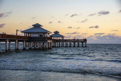 Bedre strand skal du lede længe efter; Clearwater Beach-området har det hele. En bred sandstrand med turkisblåt vand, og et utroligt hyggeligt og charmerende kvarter i baggrunden, hvor eksotiske og autentiske restauranter venter på, at du slår vejen forbi. Strandområdet er perfekt til hele familien, og hotellerne er med den fremragende beliggenhed en klasse for sig - lige ud til Den Mexicanske Golfs indbydende kyst. Hvis du er heldig spotter du delfiner eller skildpadder fra kysten. What's not to like?