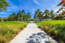 Foretrækker du at holde ferie ved en lang, bred, hvid sandstrand? Jamen, så er det jo bare Miami Beach, du skal tage til. Miami Beach er noget nær det perfekte sted at holde ferie. Det skyldes i høj grad beliggenheden ud til Atlanterhavet. Men det skyldes i den grad også, at Miami Downtown ligger lige i baghaven, og der er derfor nok at give sig til, hvis man bliver træt af at ligge på ryggen for længe af gangen. Der er et stort og godt udvalg af hoteller, boliger og restauranter for hele familien - beliggende direkte ud til oceanet. Der er derfor råd for en fremragende ferie, når du rejser til Miami Beach.