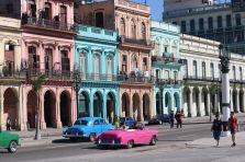 Syd for USA og vest for Mexico finder du Cuba. Sydlandske rytmer, eksotiske restauranter, fabelagtige strande og store cigarer er bare nogle af de ting, som venter dig i charmerende Cuba. Landet, som er en ø-stat, ligger i det nordlige Caribiske Hav og er præget af et dejligt klima året rundt. På Cuba venter et hav af varierede oplevelser - alt fra naturoplevelser, tobaksplantager, hovedstaden Havanna til historiske fortællinger om landets krigshistorie. En ting er sikker, Cuba giver dig alt det, en ferie bør kunne rumme, og det bliver både med farver, rytmer og solskin dagen lang - så hvad venter du på?