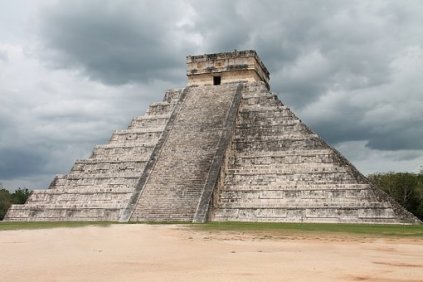 I det østlige Mexico finder du Yucatan-halvøen. Det er noget nær det perfekte sted at holde ferie, da oplevelserne er mange. Du kan slappe af i ugevis ved de fantastiske strande, lige som du også kan dykke ned i landets spændende historie ved diverse Maya-ruiner. Byerne er interessante, hotellerne overdådige, maden lækker og havet fantastisk. Brug eventuel en halv dag på at sejle ud på det klare vand, for at få mulighed for at snorkle med havets mange flotte fisk. Dyrelivet på landjorden er varieret, og måske du er heldig at se nogle af arterne i junglen? Dyrelivet består blandt andet af tapirer, næsebjørne, skildpadder og jaguarer. En ferie til Yucatan er altså ikke helt dum - og du kan sågar tage hele familien med.