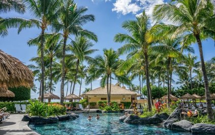 Mellem Atlanterhavet og Det Caribiske Hav finder du den lille, franske ø Guadeloupe. Den lille perle er ikke den, du hører mest om, men det gør den ikke mindre speciel. På øen finder du mest af alt nogle fantastiske kyststrækninger, som byder op til afslapning og dasen under palmerne. Tag en snorkel og dykkermaske på, og du er klar til at udforske havets mange vidundere. På land finder du desuden et frodigt landskab med grønne planter og vandfald. Selvom øen ikke er den største, så er der nok at se, hvis ferien både skal bestå af aktiviteter, oplevelser og afslapning. Guadeloupe er god for hele familien, og der venter et hav af gode stunder, på den franske antil i det azurblå hav.