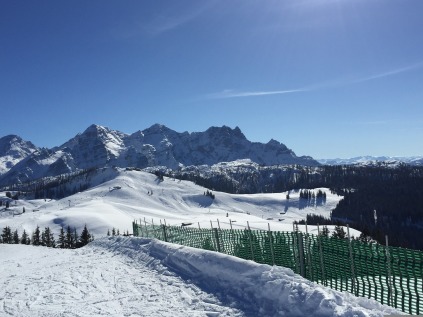 På grænsen mellem delstaterne Tyrol og Salzburg finder man Lofer. Lofer er en typisk, lille og hyggelig by, som hovedsageligt lever af sine mange skigæster i vinterhalvåret. Skiområdet er et oplagt sted for hele familien, da størstedelen af pisterne egner sig særdeles godt til små og store skiløbere.