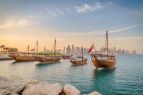 Den mellemøstlige stat, Qatar, er en oplagt destination til vinterferien. Her er typisk omkring 22 graders varme i februar. Derfor er der altså perfekt vejr til både at slappe af i solen - og ikke mindst til at kunne komme ud i landet for at opleve kulturen og hovedstaden, Doha. 