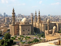 Søger du oplevelser ud over det sædvanlige i et behageligt klima under lunere himmelstrøg? Så kan turen meget vel gå til Egypten i februar måned. Her kan du regne med omkring 22 grader - sommetider varmere og sommetider lidt køligere. Særligt på denne årstid kan det være en god idé at dykke ned i Egyptens historie i eksempelvis Cairo eller Luxor, da turistmængden på denne tid af året vil være væsentlig mindre.
