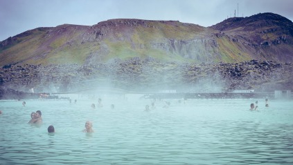 Længes du efter en kontrastfuld rejse, hvor der både er plads til naturskønne oplevelser og pulserende storby med alt, hvad det indebærer? Så er denne rejse til Island og New York City et spændende bud på en rejse, som du vil synes om. Start rejsen med 5 imponerende dage på Island, hvor du får mulighed for at opleve Reykjavik og naturskønne områder med gejsere. Når de fem dage er gået sættes kursen mod USAs pulserende storby nummer et, nemlig New York. Her mødes du af alt en storby overhovedet kan tilbyde - og det har du 7 gode dage til at opleve.  Flyv fra Danmark direkte til Reykjavik. Når du skal fra hovedstaden og videre, kører du med lejet bil, bus eller taxi til Geysir-området. Herfra tager du igen en form for transport til lufthaven ved Reykjavik, inden du flyver til New York. Hjemrejsen fra USA foregår enten med direkte fly til Danmark eller med en enkelt mellemlanding.