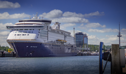 Du skal ikke langt ned i Tyskland, før du støder på den brede Kieler-Kanal, som årligt har mange skibe og færger mellem sine breder. Ved kanalen ligger Kiel by, som huser alt fra skibshistorie til shopping og dejlig natur indenfor en lille radius. Gå en tur ned ad gågaden eller kør østpå mod stranden og de lysegrønne bøgeskove. Hop en tur i bølgen blå, eller sejl en tur fra Kiels havn, mens du nyder byen fra vandsiden. kiel havn. kieler kanalen, sejl til kiel, kiel færge, kiel butikker, restauranter kiel, shopping kiel, kiel julemarked, kiel håndbold, rejse til kiel, kør-selv til kiel