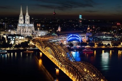 Besøg flotte, gamle Köln i Vesttyskland. Nyd den flotte domkirke, de fascinerende broer eller de mange butikker. Byen er fuld af historie, seværdigheder og hyggelige områder, som byder på alt fra det ene til det andet. Køln restauranter, køln seværdigheder, ting at se i køln, vejret i køln 