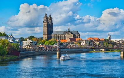 Magdeburg er en af de ældste byer i Tyskland. Det ses på de gamle, historiske bygninger ved den store katedral, som med sine høje tårne ses langt væk. I byen snor sig den stor Elben-flod, som løber gennem det tyske landskab og den store by. De gamle facetter er krydret med nye og eksperimenterende bygninger, som danner grobund for café- og butiksliv i de livlige gader. magdeburg seværdigheder, magdeburg spisesteder, restauranter i magdeburg, magdeburg flod, rejse til magdeburg, ferie magdeburg, magdeburgs domkirke, magdeburgs historie