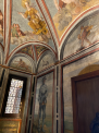 Top 6-seværdigheder: Domkirken (Duomo) Hele Milanos varemærke findes i Milanos centrum, hvor butikker, arkitektur, historie og gastronomi mødes. Midt på den store, åbne plads kan man næppe undgå at få øje på den betagende konstruktion, som i sine lyse farver og detaljerede spir troner i Milanos bymidte. Køb adgang domkirkens smukke indre, eller fordyb dig i domkirkens arkæologiske afdeling, som du også kan købe adgang til.   Den sidste nadver Leonardo Da Vinci står bag mange store værker. Et af de allerstørste er ’Den sidste nadver’, som er særdeles omtalt og anerkendt indenfor både den kunstneriske- og religiøse verden. Maleriet er flere meter bredt og flere meter højt, og man kan således bruge lang tid på at beundre alle detaljerne og de budskaber, som er gemt i kunstværket. Under 2. verdenskrig var maleriet et af de få, der overlede de bombeangreb, der ramte i området. Husk desuden at booke din billet hjemmefra, da det ellers er stort set umuligt at skaffe adgang.  Galleria Vittorio Emanuelle II I hjertet af Milano finder du det imponerende Galleria Vittorio Emanuelle II. Her finder du lækre, eksklusive shoppingfaciliteter, lige som du også kan nyde et veltilberedt måltid med udsigt til den flotte arkade med kunstneriske detaljer. Alt fra gulvet til loftet til butiksfacaderne er gennemførte, lige som stemningen også er i top. Besøg stedet for at få en på opleveren, eller for at købe den taske du altid har drømt om.  Castello Sforzesco Tæt på bymidten finder du slottet, som stammer tilbage fra det 14. århundrede. Borgen er smukt beliggende i en firelænget konstruktion, der blandt andet tæller en slotsplads i midten samt en voldgrav langs yderkanten. Stedet er den dag i dag et museum, hvor flere historiske udspil har fundet sted. På museet finder du desuden også anerkendte kunstværker af blandt andre Michelangelo. Når du har besøgt museet kan du med fordel gå en tur i parken, hvor du også finder et væld af flotte spots.   Santa Maria delle Grazie Lige ved siden af ’Den sidste nadver’-klosteret finder du kirken Santa Maria delle Grazie, som bestemt er et besøg værd. Entre er gratis, og du kan således nemt besøge kirkens smukke indre, som byder på flotte detaljer tilbage fra 1400-tallet. Kirken er desuden så anerkendt, at den er kommet på UNESCO’s verdensarvsliste. Under 2. verdenskrig gik flere dele af kirken dog til, da der i området blev bombet. Heldigvis bestod dele af bygningsværket, og dem finder du altså også den dag i dag.  La Vigna di Leonardo Overfor Santa Maria delle Grazie og ’Den sidste nadver’ finder du La Vigna di Leonardo. Her finder du det hus, som Leonardo Da Vinci i flere år boede i, mens han kreerede flere af sine store værker. Se de rum, han levede i, og tag en dyb indånding i den skønne baghave, som emmer af ro, hygge og vinranker. Køb billet og nyd en fortælling om huset og Da Vinci via din medbragte smartphone.