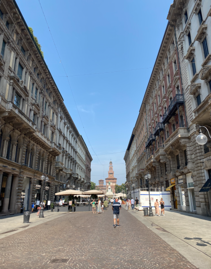 Hotel: Duomo Hotel & Apartments **** Et stenkast fra Milanos domkirke finder du dette skønne lejlighedshotel. Her kan du være sikker på, at der er styr på tingene, god service og behagelige værelser, med alt hvad du har brug for på din ferie. Fordelen ved at vælge Duomo Hotel & Apartments er, at du her har mulighed for at booke en lille lejlighed med køkken på værelset, så du selv kan sørge for at tilberede eksempelvis morgenmad.  Lejlighedshotellet ligger på en sidegade til den store shoppinggade i Milano, lige som du også kan gå hen til domkirken på få minutter. Der findes mindre værelser, der passer godt til enkelte personer, men i høj grad også lejligheder, der passer godt til familierne. Hotellet er altså perfekt til dig, der gerne vil bo tæt på det meste uden at gå på kompromis med komforten – men samtidigt til en særdeles rimelig pris.