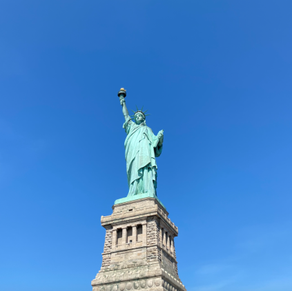 Hop ombord på færgen fra Battery Park, hvorfra du bliver sejlet ud til Frihedsgudinden og Ellis Island. Begge seværdigheder er interessante og stort set et must-see, når nu du er rejst over Atlanten for at opleve New York. Bestil dine billetter hjemmefra for at slippe hurtigere gennem den lange kø, som ofte er at finde ved terminalen. Billetterne koster i omegnen af 200,- pr. pers.