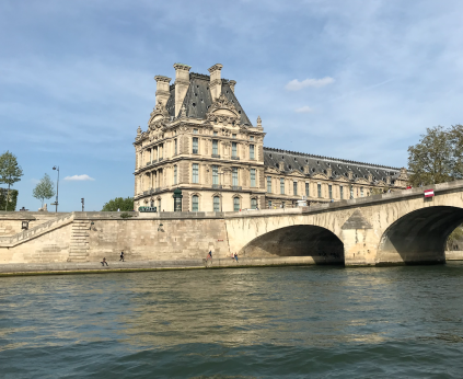 Bistro Saint Dominique (7. arr.) Du finder næppe noget, der er mere parisisk end dette lille, fine sted nær Eiffeltårnet. Menukortet er lækkert og overskueligt, og rummer en række delikate retter. Stedet kan besøges hele dagen, men har især et bredt aftenkort. Stedet er hyggeligt indrettet og byder op til et godt glas vin og lækker spise.     Au Canon des Invalides (7. arr.) Fransk morgenmad er noget af det bedste ved ferien i det franske, hvis du spørger mig - der ellers ikke er den store morgenmadsentusiast. Bestil en ægte, fransk morgenmad med baguette (også kaldet tartine), croissant, friskpresset appelsinjuice og en varm drik til. Top menuen med nogle lækre røræg. Så bliver det ikke bedre.    Cantina di Luca (8. arr.) Savner du et italiensk indspark på din ferie i Paris, så er denne restaurant et besøg værd. Med sine gode, smagfulde pizzaer og italienske specialiteter er der dømt hygge og smovsen. Nyd et godt glas vin til din pizza, og der skal meget til at slå dig ud - en fremragende kombination til frokost- eller middagspausen.   Bar du Central (7. arr.) En lækker bar og restaurant i en fin kombination - lyder det ikke godt? I et hyggeligt, mindre, lysdæmpet lokale finder du Bar du Central, som byder på smagfulde franske retter såsom bøf-bearnaise og confit de canard. Lækre serveringer til overkommelige priser.   La Source (7. arr.) En klassisk, fransk bistro-café med et varieret menukort er det, du finder hos La Source. Deres cheeseburger er god - lige som deres hjemmelavede pommes frites også er det. Stedet kan anbefales til et klassisk måltid til en rimelig pris med god beliggenhed.   Kozy Paris (7. arr.) To steder i byen finder du Kozy. Her kan du få lækker morgenmad og brunch, hvor du selv sammensætter din servering. Du kan vælge alt fra smoothies til æg, frugt og lækkert brød. Her på stedet er det i hvert fald din egen skyld, hvis du ikke bliver mæt – for der er nok lækkerier at vælge imellem.    Bagelstein (7. arr.) Har du planer om at tage på en picnic i en af de skønne parker, eller vil du bare gerne have en nem og god frokost, som ikke koster alt for meget, så kan du overveje Bagelstein. Her er der bagels på menukortet, som du selv kan vælge fyldet på. Er du mest til kylling, vegetar, skinke, laks eller tun? Valget er dit, og det kan varmt anbefales.   Pizzeria Tivoli (9. arr.) I nærheden af Louvre, og dermed i det komplette centrum af Paris, finder du Pizzeria Tivoli. Her kan du, som navnet antyder, få lækre pizzaer og andet italienskinspireret mad. Nyd et kold glas, mens du venter på din lune mad, som kan indtages udenfor ved gaden eller inde i den stemningsfyldte restaurant.    L’Artisan du Burger (7. arr.) Selvom det franske køkken er lækkert og velsmagende, så kan man jo komme til at savne en god burger, som man kender den bedst. Du finder hos L’Artisan et overskueligt udvalg af lækre burgere, salater og supper. Prøv en helt klassisk variant, eller udfordre dig selv med nye smage og konsistenser. Restauranten har tidligere haft en Michelin-stjerne. 