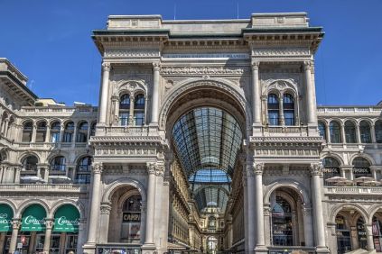 Milano-guide  Historisk arkitektur, betagende stemning, dejligt klima og gode shoppingmuligheder er blot nogle af de ting, som Milano har at byde på. Bliv klogere på attraktioner, fakta, spisesteder, hoteller og flyvetider her i guiden. En tur til Milano er det hele værd.  Hele denne guide er udelukkende udarbejdet på baggrund af IH-rejsers egen erfaring. Fakta om Milano Land: Italien Sprog: Italiensk Indbyggere: ca. 1,37 mio. mennesker Flyvetid: ca. 2 timer Vejret: Vinteren er kølig med nedbør, foråret er mildt og varieret med lune dage, sommeren er varm og efteråret er mildt, lunt og med nedbør. Top 6-seværdigheder  Top 6-seværdigheder: Domkirken (Duomo) Hele Milanos varemærke findes i Milanos centrum, hvor butikker, arkitektur, historie og gastronomi mødes. Midt på den store, åbne plads kan man næppe undgå at få øje på den betagende konstruktion, som i sine lyse farver og detaljerede spir troner i Milanos bymidte. Køb adgang domkirkens smukke indre, eller fordyb dig i domkirkens arkæologiske afdeling, som du også kan købe adgang til.   Den sidste nadver Leonardo Da Vinci står bag mange store værker. Et af de allerstørste er ’Den sidste nadver’, som er særdeles omtalt og anerkendt indenfor både den kunstneriske- og religiøse verden. Maleriet er flere meter bredt og flere meter højt, og man kan således bruge lang tid på at beundre alle detaljerne og de budskaber, som er gemt i kunstværket. Under 2. verdenskrig var maleriet et af de få, der overlede de bombeangreb, der ramte i området. Husk desuden at booke din billet hjemmefra, da det ellers er stort set umuligt at skaffe adgang.  Galleria Vittorio Emanuelle II I hjertet af Milano finder du det imponerende Galleria Vittorio Emanuelle II. Her finder du lækre, eksklusive shoppingfaciliteter, lige som du også kan nyde et veltilberedt måltid med udsigt til den flotte arkade med kunstneriske detaljer. Alt fra gulvet til loftet til butiksfacaderne er gennemførte, lige som stemningen også er i top. Besøg stedet for at få en på opleveren, eller for at købe den taske du altid har drømt om.  Castello Sforzesco Tæt på bymidten finder du slottet, som stammer tilbage fra det 14. århundrede. Borgen er smukt beliggende i en firelænget konstruktion, der blandt andet tæller en slotsplads i midten samt en voldgrav langs yderkanten. Stedet er den dag i dag et museum, hvor flere historiske udspil har fundet sted. På museet finder du desuden også anerkendte kunstværker af blandt andre Michelangelo. Når du har besøgt museet kan du med fordel gå en tur i parken, hvor du også finder et væld af flotte spots.   Santa Maria delle Grazie Lige ved siden af ’Den sidste nadver’-klosteret finder du kirken Santa Maria delle Grazie, som bestemt er et besøg værd. Entre er gratis, og du kan således nemt besøge kirkens smukke indre, som byder på flotte detaljer tilbage fra 1400-tallet. Kirken er desuden så anerkendt, at den er kommet på UNESCO’s verdensarvsliste. Under 2. verdenskrig gik flere dele af kirken dog til, da der i området blev bombet. Heldigvis bestod dele af bygningsværket, og dem finder du altså også den dag i dag.  La Vigna di Leonardo Overfor Santa Maria delle Grazie og ’Den sidste nadver’ finder du La Vigna di Leonardo. Her finder du det hus, som Leonardo Da Vinci i flere år boede i, mens han kreerede flere af sine store værker. Se de rum, han levede i, og tag en dyb indånding i den skønne baghave, som emmer af ro, hygge og vinranker. Køb billet og nyd en fortælling om huset og Da Vinci via din medbragte smartphone.  Top 6-seværdigheder: Domkirken (Duomo) Hele Milanos varemærke findes i Milanos centrum, hvor butikker, arkitektur, historie og gastronomi mødes. Midt på den store, åbne plads kan man næppe undgå at få øje på den betagende konstruktion, som i sine lyse farver og detaljerede spir troner i Milanos bymidte. Køb adgang domkirkens smukke indre, eller fordyb dig i domkirkens arkæologiske afdeling, som du også kan købe adgang til.   Den sidste nadver Leonardo Da Vinci står bag mange store værker. Et af de allerstørste er ’Den sidste nadver’, som er særdeles omtalt og anerkendt indenfor både den kunstneriske- og religiøse verden. Maleriet er flere meter bredt og flere meter højt, og man kan således bruge lang tid på at beundre alle detaljerne og de budskaber, som er gemt i kunstværket. Under 2. verdenskrig var maleriet et af de få, der overlede de bombeangreb, der ramte i området. Husk desuden at booke din billet hjemmefra, da det ellers er stort set umuligt at skaffe adgang.  Galleria Vittorio Emanuelle II I hjertet af Milano finder du det imponerende Galleria Vittorio Emanuelle II. Her finder du lækre, eksklusive shoppingfaciliteter, lige som du også kan nyde et veltilberedt måltid med udsigt til den flotte arkade med kunstneriske detaljer. Alt fra gulvet til loftet til butiksfacaderne er gennemførte, lige som stemningen også er i top. Besøg stedet for at få en på opleveren, eller for at købe den taske du altid har drømt om.  Castello Sforzesco Tæt på bymidten finder du slottet, som stammer tilbage fra det 14. århundrede. Borgen er smukt beliggende i en firelænget konstruktion, der blandt andet tæller en slotsplads i midten samt en voldgrav langs yderkanten. Stedet er den dag i dag et museum, hvor flere historiske udspil har fundet sted. På museet finder du desuden også anerkendte kunstværker af blandt andre Michelangelo. Når du har besøgt museet kan du med fordel gå en tur i parken, hvor du også finder et væld af flotte spots.   Santa Maria delle Grazie Lige ved siden af ’Den sidste nadver’-klosteret finder du kirken Santa Maria delle Grazie, som bestemt er et besøg værd. Entre er gratis, og du kan således nemt besøge kirkens smukke indre, som byder på flotte detaljer tilbage fra 1400-tallet. Kirken er desuden så anerkendt, at den er kommet på UNESCO’s verdensarvsliste. Under 2. verdenskrig gik flere dele af kirken dog til, da der i området blev bombet. Heldigvis bestod dele af bygningsværket, og dem finder du altså også den dag i dag.  La Vigna di Leonardo Overfor Santa Maria delle Grazie og ’Den sidste nadver’ finder du La Vigna di Leonardo. Her finder du det hus, som Leonardo Da Vinci i flere år boede i, mens han kreerede flere af sine store værker. Se de rum, han levede i, og tag en dyb indånding i den skønne baghave, som emmer af ro, hygge og vinranker. Køb billet og nyd en fortælling om huset og Da Vinci via din medbragte smartphone.  Top 6-seværdigheder: Domkirken (Duomo) Hele Milanos varemærke findes i Milanos centrum, hvor butikker, arkitektur, historie og gastronomi mødes. Midt på den store, åbne plads kan man næppe undgå at få øje på den betagende konstruktion, som i sine lyse farver og detaljerede spir troner i Milanos bymidte. Køb adgang domkirkens smukke indre, eller fordyb dig i domkirkens arkæologiske afdeling, som du også kan købe adgang til.   Den sidste nadver Leonardo Da Vinci står bag mange store værker. Et af de allerstørste er ’Den sidste nadver’, som er særdeles omtalt og anerkendt indenfor både den kunstneriske- og religiøse verden. Maleriet er flere meter bredt og flere meter højt, og man kan således bruge lang tid på at beundre alle detaljerne og de budskaber, som er gemt i kunstværket. Under 2. verdenskrig var maleriet et af de få, der overlede de bombeangreb, der ramte i området. Husk desuden at booke din billet hjemmefra, da det ellers er stort set umuligt at skaffe adgang.  Galleria Vittorio Emanuelle II I hjertet af Milano finder du det imponerende Galleria Vittorio Emanuelle II. Her finder du lækre, eksklusive shoppingfaciliteter, lige som du også kan nyde et veltilberedt måltid med udsigt til den flotte arkade med kunstneriske detaljer. Alt fra gulvet til loftet til butiksfacaderne er gennemførte, lige som stemningen også er i top. Besøg stedet for at få en på opleveren, eller for at købe den taske du altid har drømt om.  Castello Sforzesco Tæt på bymidten finder du slottet, som stammer tilbage fra det 14. århundrede. Borgen er smukt beliggende i en firelænget konstruktion, der blandt andet tæller en slotsplads i midten samt en voldgrav langs yderkanten. Stedet er den dag i dag et museum, hvor flere historiske udspil har fundet sted. På museet finder du desuden også anerkendte kunstværker af blandt andre Michelangelo. Når du har besøgt museet kan du med fordel gå en tur i parken, hvor du også finder et væld af flotte spots.   Santa Maria delle Grazie Lige ved siden af ’Den sidste nadver’-klosteret finder du kirken Santa Maria delle Grazie, som bestemt er et besøg værd. Entre er gratis, og du kan således nemt besøge kirkens smukke indre, som byder på flotte detaljer tilbage fra 1400-tallet. Kirken er desuden så anerkendt, at den er kommet på UNESCO’s verdensarvsliste. Under 2. verdenskrig gik flere dele af kirken dog til, da der i området blev bombet. Heldigvis bestod dele af bygningsværket, og dem finder du altså også den dag i dag.  La Vigna di Leonardo Overfor Santa Maria delle Grazie og ’Den sidste nadver’ finder du La Vigna di Leonardo. Her finder du det hus, som Leonardo Da Vinci i flere år boede i, mens han kreerede flere af sine store værker. Se de rum, han levede i, og tag en dyb indånding i den skønne baghave, som emmer af ro, hygge og vinranker. Køb billet og nyd en fortælling om huset og Da Vinci via din medbragte smartphone.  Top 6-seværdigheder: Domkirken (Duomo) Hele Milanos varemærke findes i Milanos centrum, hvor butikker, arkitektur, historie og gastronomi mødes. Midt på den store, åbne plads kan man næppe undgå at få øje på den betagende konstruktion, som i sine lyse farver og detaljerede spir troner i Milanos bymidte. Køb adgang domkirkens smukke indre, eller fordyb dig i domkirkens arkæologiske afdeling, som du også kan købe adgang til.   Den sidste nadver Leonardo Da Vinci står bag mange store værker. Et af de allerstørste er ’Den sidste nadver’, som er særdeles omtalt og anerkendt indenfor både den kunstneriske- og religiøse verden. Maleriet er flere meter bredt og flere meter højt, og man kan således bruge lang tid på at beundre alle detaljerne og de budskaber, som er gemt i kunstværket. Under 2. verdenskrig var maleriet et af de få, der overlede de bombeangreb, der ramte i området. Husk desuden at booke din billet hjemmefra, da det ellers er stort set umuligt at skaffe adgang.  Galleria Vittorio Emanuelle II I hjertet af Milano finder du det imponerende Galleria Vittorio Emanuelle II. Her finder du lækre, eksklusive shoppingfaciliteter, lige som du også kan nyde et veltilberedt måltid med udsigt til den flotte arkade med kunstneriske detaljer. Alt fra gulvet til loftet til butiksfacaderne er gennemførte, lige som stemningen også er i top. Besøg stedet for at få en på opleveren, eller for at købe den taske du altid har drømt om.  Castello Sforzesco Tæt på bymidten finder du slottet, som stammer tilbage fra det 14. århundrede. Borgen er smukt beliggende i en firelænget konstruktion, der blandt andet tæller en slotsplads i midten samt en voldgrav langs yderkanten. Stedet er den dag i dag et museum, hvor flere historiske udspil har fundet sted. På museet finder du desuden også anerkendte kunstværker af blandt andre Michelangelo. Når du har besøgt museet kan du med fordel gå en tur i parken, hvor du også finder et væld af flotte spots.   Santa Maria delle Grazie Lige ved siden af ’Den sidste nadver’-klosteret finder du kirken Santa Maria delle Grazie, som bestemt er et besøg værd. Entre er gratis, og du kan således nemt besøge kirkens smukke indre, som byder på flotte detaljer tilbage fra 1400-tallet. Kirken er desuden så anerkendt, at den er kommet på UNESCO’s verdensarvsliste. Under 2. verdenskrig gik flere dele af kirken dog til, da der i området blev bombet. Heldigvis bestod dele af bygningsværket, og dem finder du altså også den dag i dag.  La Vigna di Leonardo Overfor Santa Maria delle Grazie og ’Den sidste nadver’ finder du La Vigna di Leonardo. Her finder du det hus, som Leonardo Da Vinci i flere år boede i, mens han kreerede flere af sine store værker. Se de rum, han levede i, og tag en dyb indånding i den skønne baghave, som emmer af ro, hygge og vinranker. Køb billet og nyd en fortælling om huset og Da Vinci via din medbragte smartphone. Domkirken (Duomo)  Hele Milanos varemærke findes i Milanos centrum, hvor butikker, arkitektur, historie og gastronomi mødes. Midt på den store, åbne plads kan man næppe undgå at få øje på den betagende konstruktion, som i sine lyse farver og detaljerede spir troner i Milanos bymidte. Køb adgang domkirkens smukke indre, eller fordyb dig i domkirkens arkæologiske afdeling, som du også kan købe adgang til.   Den sidste nadver  Leonardo Da Vinci står bag mange store værker. Et af de allerstørste er ’Den sidste nadver’, som er særdeles omtalt og anerkendt indenfor både den kunstneriske- og religiøse verden. Maleriet er flere meter bredt og flere meter højt, og man kan således bruge lang tid på at beundre alle detaljerne og de budskaber, som er gemt i kunstværket. Under 2. verdenskrig var maleriet et af de få, der overlede de bombeangreb, der ramte i området. Husk desuden at booke din billet hjemmefra, da det ellers er stort set umuligt at skaffe adgang.   Galleria Vittorio Emanuelle II  I hjertet af Milano finder du det imponerende Galleria Vittorio Emanuelle II. Her finder du lækre, eksklusive shoppingfaciliteter, lige som du også kan nyde et veltilberedt måltid med udsigt til den flotte arkade med kunstneriske detaljer. Alt fra gulvet til loftet til butiksfacaderne er gennemførte, lige som stemningen også er i top. Besøg stedet for at få en på opleveren, eller for at købe den taske du altid har drømt om. Castello Sforzesco  Tæt på bymidten finder du slottet, som stammer tilbage fra det 14. århundrede. Borgen er smukt beliggende i en firelænget konstruktion, der blandt andet tæller en slotsplads i midten samt en voldgrav langs yderkanten. Stedet er den dag i dag et museum, hvor flere historiske udspil har fundet sted. På museet finder du desuden også anerkendte kunstværker af blandt andre Michelangelo. Når du har besøgt museet kan du med fordel gå en tur i parken, hvor du også finder et væld af flotte spots.    Santa Maria delle Grazie  Lige ved siden af ’Den sidste nadver’-klosteret finder du kirken Santa Maria delle Grazie, som bestemt er et besøg værd. Entre er gratis, og du kan således nemt besøge kirkens smukke indre, som byder på flotte detaljer tilbage fra 1400-tallet. Kirken er desuden så anerkendt, at den er kommet på UNESCO’s verdensarvsliste. Under 2. verdenskrig gik flere dele af kirken dog til, da der i området blev bombet. Heldigvis bestod dele af bygningsværket, og dem finder du altså også den dag i dag.   La Vigna di Leonardo  Overfor Santa Maria delle Grazie og ’Den sidste nadver’ finder du La Vigna di Leonardo. Her finder du det hus, som Leonardo Da Vinci i flere år boede i, mens han kreerede flere af sine store værker. Se de rum, han levede i, og tag en dyb indånding i den skønne baghave, som emmer af ro, hygge og vinranker. Køb billet og nyd en fortælling om huset og Da Vinci via din medbragte smartphone. 2 lækre spisesteder i Milano   Det italienske køkken rummer mange lækkerier, som vi alle holder af at spise. Trænger du til et godt, italiensk måltid, så bør du besøge Di Gennaro i centrum af Milano, hvor du finder lækre pizzaer og andre gode retter i den italienske ånd. Restauranten ligger på en sidegade til domkirken, og du er således i nærheden af mange seværdige attraktioner. Restauranten anbefales til dig, der gerne vil smage den ægte, italienske mad.Hotel: Duomo Hotel & Apartments **** Et stenkast fra Milanos domkirke finder du dette skønne lejlighedshotel. Her kan du være sikker på, at der er styr på tingene, god service og behagelige værelser, med alt hvad du har brug for på din ferie. Fordelen ved at vælge Duomo Hotel & Apartments er, at du her har mulighed for at booke en lille lejlighed med køkken på værelset, så du selv kan sørge for at tilberede eksempelvis morgenmad.  Lejlighedshotellet ligger på en sidegade til den store shoppinggade i Milano, lige som du også kan gå hen til domkirken på få minutter. Der findes mindre værelser, der passer godt til enkelte personer, men i høj grad også lejligheder, der passer godt til familierne. Hotellet er altså perfekt til dig, der gerne vil bo tæt på det meste uden at gå på kompromis med komforten – men samtidigt til en særdeles rimelig pris.  Ristorante Pizzeria Di Gennaro  Det italienske køkken rummer mange lækkerier, som vi alle holder af at spise. Trænger du til et godt, italiensk måltid, så bør du besøge Di Gennaro i centrum af Milano, hvor du finder lækre pizzaer og andre gode retter i den italienske ånd. Restauranten ligger på en sidegade til domkirken, og du er således i nærheden af mange seværdige attraktioner. Restauranten anbefales til dig, der gerne vil smage den ægte, italienske mad. Signorvino  Flere steder i Milano finder du charmerende og stilede kæderestaurant Signorvino. Her er der et stort udvalg af lækre vine, lige som der også er en tilhørende butik, hvor du kan købe din favorit vin eller sågar souvenirs med hjem. Nyd et lækkert måltid inspireret af det italienske køkken - eller spis noget helt andet, for at få afveksling fra alt den lækre pasta og pizza, som du måske bliver fristet af. Dette sted kan i høj grad anbefales, hvis du vil have en gennemført oplevelse.     Flere steder i Milano finder du charmerende og stilede Signorvino. Her er der et stort udvalg af lækre vine, lige som der også er en tilhørende butik, hvor du kan købe din favorit eller sågar souvenirs med hjem. Nyd et lækkert måltid inspireret af det italienske køkken, eller spis noget helt andet, for at få afveksling fra alt den lækre pasta og pizza, som du nok har spist. Dette sted kan i høj grad anbefales.  Flyforbindelser: Det tager typisk 2 timer at flyve direkte til Milano fra Danmark. Dermed kan du hurtigt komme fra Danmark til Milano, uden at rejse dagen lang. Fly fra Jylland: Ønsker du at flyve fra Milano, er der gode muligheder for det. Her kan du nemlig flyve direkte fra og til Billund flere gange om ugen til rimelige priser med Ryanair.  Her er flyvetiden omkring 2 timer, og du flyver direkte til Bergamo Lufthavn (BGY), der ligger en lille times kørsel fra Milano. Fly fra Sjælland: Er dit ønske at flyve direkte fra Københavns Lufthavn på Sjælland, så er der flere muligheder. Enten kan du flyve med Ryanair,, som i sæsonen flyver hver eneste dag mellem København og Bergamo (BGY). Ellers kan du flyve direkte med SAS mellem København og Milano Malpensa Lufthavn (MXP). Her er flyvetiden også omkring 2 timer på direkte afgange. Begge lufthavne ligger en lille times kørsel fra Milano by. Lufthavnstransport: Fra lufthavnene finder du flere forskellige muligheder, når det kommer til transport.  Fra Bergamo (BGY) kører der døgnet rundt transferbusser, hvor du kan køre med ind til stationen i Milano for bare 10 euro. Køreturen varer omkring 1 time. Mellem Malpensa Lufthavn (MXP) finder du også busmuligheder til relativt få penge. Er du ikke til bus kan du hoppe på en taxi eller leje en bil. Hotel:  Duomo Hotel & Apartments **** Et stenkast fra Milanos domkirke finder du dette skønne lejlighedshotel. Her kan du være sikker på, at der er styr på tingene, god service og behagelige værelser, med alt hvad du har brug for på din ferie. Fordelen ved at vælge Duomo Hotel & Apartments er, at du her har mulighed for at booke en lille lejlighed med køkken på værelset, så du selv kan sørge for at tilberede eksempelvis morgenmad.  Lejlighedshotellet ligger på en sidegade til den store shoppinggade i Milano, lige som du også kan gå hen til domkirken på få minutter. Der findes mindre værelser, der passer godt til enkelte personer, men i høj grad også lejligheder, der passer godt til familierne. Hotellet er altså perfekt til dig, der gerne vil bo tæt på det meste uden at gå på kompromis med komforten – men samtidigt til en særdeles rimelig pris.   Flyforbindelser:  Det tager typisk 2 timer at flyve direkte til Milano fra Danmark. Dermed kan du hurtigt komme fra Danmark til Milano, uden at rejse dagen lang. Fly fra Jylland: Ønsker du at flyve fra Milano, er der gode muligheder for det. Her kan du nemlig flyve direkte fra og til Billund flere gange om ugen til rimelige priser med Ryanair.  Her er flyvetiden omkring 2 timer, og du flyver direkte til Bergamo Lufthavn (BGY), der ligger en lille times kørsel fra Milano. Fly fra Sjælland: Er dit ønske at flyve direkte fra Københavns Lufthavn på Sjælland, så er der flere muligheder. Enten kan du flyve med Ryanair,, som i sæsonen flyver hver eneste dag mellem København og Bergamo (BGY). Ellers kan du flyve direkte med SAS mellem København og Milano Malpensa Lufthavn (MXP). Her er flyvetiden også omkring 2 timer på direkte afgange. Begge lufthavne ligger en lille times kørsel fra Milano by. Lufthavnstransport:  Fra lufthavnene finder du flere forskellige muligheder, når det kommer til transport.  Fra Bergamo (BGY) kører der døgnet rundt transferbusser, hvor du kan køre med ind til stationen i Milano for bare 10 euro. Køreturen varer omkring 1 time. Mellem Malpensa Lufthavn (MXP) finder du også busmuligheder til relativt få penge. Er du ikke til bus kan du hoppe på en taxi eller leje en bil. Kontakt IH-rejser for et rejsetilbud til Milano