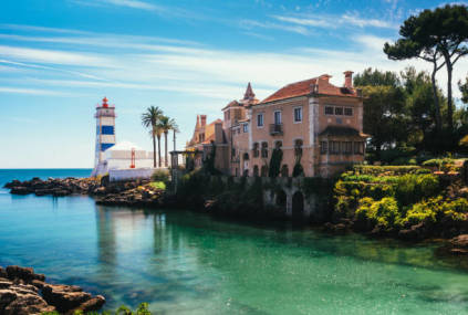 I det vestlige Portugal findes byen Cascais. Her er en masse spændende ting at opleve væk fra de gængse byen i Portugal, såsom Lissabon og Porto. Cascais byder på en smuk kyststrækning, et stort havneområde, historiske bygninger, lækre sandstrande og en hyggelig bymidte med butikker og restauranter. Samtidigt er der heller ikke mere end 30 kilometer til Lissabons bymidte, hvor endnu flere uforglemmelige oplevelser venter i solen.