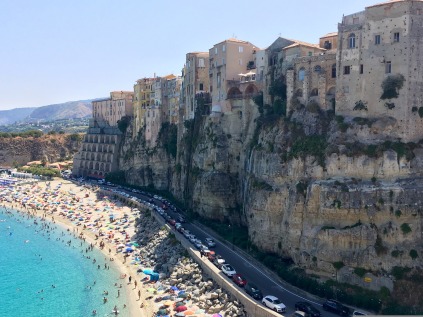 I det sydvestlige Italien findes byen Tropea. Når man ankommer til den unikke by, tror man knapt sine egne øjne. Med turkisblåt vand og bebyggelse på brutale klippesider står byen i kontrast til sig selv. Byen er oplagt til dig, der drømmer om at kombinere afslapning med uforglemmelige oplevelser i solrige omgivelser.