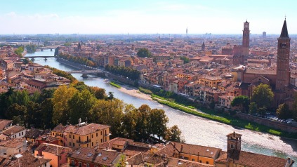 Når man snakker om Italien, er det ofte byer og områder som Rom, Milano, Gardasøen og Toscana, der bliver snakket om. Men hvorfor nævner ingen Verona? Verona er en utrolig smuk og spændende by, som ligger i den nordlige del af Italien.   Interessante seværdigheder  Oplev interessante ting, som den store Arena, hvor gladiatorer og dyr kæmpede om magt og ære i de antikke tider. Gå også en tur ned ad de hyggelige gader, som byder på smukke gyder med blomster, romantisk arkitektur og interessante historier.   Du kender nok til Romeo og Julie, men vidste du, at den anerkendte og omtalte balkon, hvor stykket blandt andet udspiller sig, efter sigende foregår i netop Verona? Også denne lokalitet kan du besøge, når du er i Verona.  Verona er en fantastisk by at besøge, hvis du opholder dig ved den sydlige del af Gardasøen. Herfra er der nemlig kun omkring en halv times kørsel til den stærkt undervurderede by, som rummer alt, hvad en hyggelig, spændende og smuk, italiensk by bør varetage.  Tæt på flere oplevelser  Rent geografisk ligger byen placeret i midten mellem Bolzano, Milano, Bologna og Venedig, med en distance på ca. 150 km til de nævnte byer.