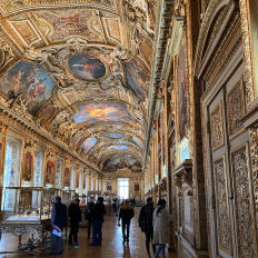 I enden af Champs-Elysées finder du den imponerende Triumfbue, som er kendt vidt og bredt. Midt i en enormt kaotisk rundkørsel ligger den store, lyse konstruktion, som troner smukt udover den store forretningsgade i den vestlige del af Paris' centrum. Fra toppen af Triumfbuen kan du nyde udsigten udover byen - hvor du såmen kan se Eiffeltårnet og flere store bygninger, såsom Grand Palais og Les Invalides. Paris' uden tvivl mest kendte varemærke er Eiffeltårnet. Den 300 meter høje konstruktion skyder flot op i vejret i det 7. arrondissement i Paris. Med sin hyggelige park og have er der lagt op til en smuk oplevelse, når du besøger den franske hovedstads varetegn nummer 1. Hvis du har mod på højder - og har lagt penge til side til det ;-) - så er det en fed oplevelse at komme op i Eiffeltårnet. Højt over byen ligger en smuk perle placeret. Sacré Cæur er et af de mange (!!) flotte bygningsværker, som gemmer sig i Paris. På en bakketop i det hyggelige Montmatre-område ligger kirken, som først blev indviet efter 1. verdenskrig. Dermed er bygningsværket et af de nyere af de gamle, smukke værker. Sacré Cæur betyder desuden "Hellige hjerte", og hylder fred og faldne krigere.Det kendte - og anerkendte - museum, Louvre, er et besøg værd. Med sine mange smukke former for kunst er det et fantastisk sted at besøge. Om du er kunstkender eller ej, så er det en stor oplevelse. Undervejs støder du på kunstværker som Mona Lisa - mens du også kan opleve et hav af forskellige skulpturer og gamle fund på tætteste hold. Unge og studerende besøger museet gratis.