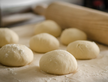 Den amerikanske storby New York emmer af storbystemning og seværdigheder - men en af de ting, du skal prøve, er pizzaslices. NY-pizzaslices er nemlig en liga for sig. Prisen og smagen fejler sjældent noget, og de store, saftige, sprøde slices er nemme at have med på farten. Vi guider dig gennem 7 af de bedste og mest besøgsværdige pizzasteder i New York.