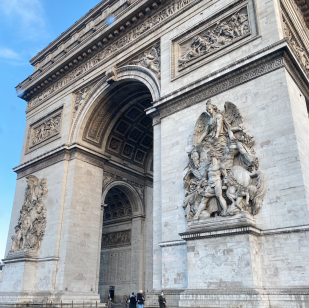 Hotelanbefalinger: Hotel Eiffel Rive Gauche *** Et skønt, lille hotel i hjertet af Paris. Hotellet ligger få minutters gang fra Eiffeltårnet, og på et kvarters gang er du inde ved Champs-Elysées, hvor butikker, Triumfbuen og restauranter ligger side om side. Hotellet er et typisk, parisisk hotel med små, autentiske værelser og en beliggenhed på en rolig sidevej. Morgenmad på hotellet kan tilkøbes. Timhotel Les Invalides Eiffel **** Et stenkast fra Les Invalides-paladset finder du dette hyggelige hotel. Her er du i gåafstand fra mange af byens seværdigheder. Hotellet er et autentisk middelklassehotel, hvor forskellige værelsestyper findes. Morgenmadsbuffet kan tilkøbes efter behov. Standarden på hotellet svarer nærmere til et 3-stjernet hotel end til et 4-stjernet hotel.