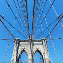 Den majestætiske bro, der forbinder det sydlige Manhattan med Brooklyn, er et tilløbsstykke uden lige - og det forstår man godt! Tag metroen til Dumbo i Brooklyn, og gå turen til Manhattan. På den måde har du New Yorks skyline - og Frihedsgudinden - i sigte på hele turen. Udsigten er fantastisk flot.