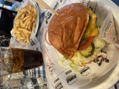 Det bedste måltid, jeg har fået i New York, er hos Bill's Bar & Burger. Så lækker en burger skal man lede længe efter. Stedet her vil jeg til enhver tid anbefale andre at besøge, hvis lysten til ægte, amerikansk kvalitetsmad opstår. På menukortet findes hovedsageligt burgere, snacks, lette retter samt desserter og milkshakes. Stemningen er skøn og livlig. Man mærker tydeligt, at stedet er populært og velbesøgt. Selv ankom jeg et kvarter efter åbningen, og her var der kun få borde ledige på en hverdag i påsken. Venligt personale og lækker mad er en selvfølge her på stedet, hvor jeg har fået den bedste burger i hele mit liv! Det siger ikke så lidt. Priserne på stedet er rimelige - og læner sig i virkeligheden meget op ad prisniveauet i det hele taget. På billedet ses en 'The Bill's Burger', som, udover to bøffer, indeholder ost, dressing, salat, tomat og pickles. On the side delte min veninde og jeg en portion pommes frites, hvilket var alt rigeligt. Og de var også rigtig lækre. En meget varm anbefaling af Bill's Bar & Burger.