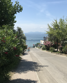 Tag på en fortryllende tur gennem det nordlige Italien, hvor der både er plads til smukke naturoplevelser og imponerende oplevelser i byerne. Start i storbyen Milano, inden du tager videre til Como, Bergamo og Riva del Garda. Nyd undervejs landets lækre gastronomi og skønne klima. Pssst! Hvis du vil forlænge ferien i Italien kan du kigge forbi den smukke, gamle by, Brescia, eller bruge nogle afslappende dage ved Gardasøens sydøstkyst. Tag flyveren til Milano eller Bergamo, og lej en bil dernede - eller kør turen fra Danmark til Italien, og hav din egen bil ved hånden under hele turen. Valget er dit.