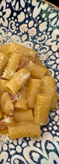 Flere steder i Milano finder du charmerende og stilede Signorvino. Her er der et stort udvalg af lækre vine, lige som der også er en tilhørende butik, hvor du kan købe din favorit eller sågar souvenirs med hjem. Nyd et lækkert måltid inspireret af det italienske køkken, eller spis noget helt andet, for at få afveksling fra alt den lækre pasta og pizza, som du nok har spist. Dette sted kan i høj grad anbefales. 