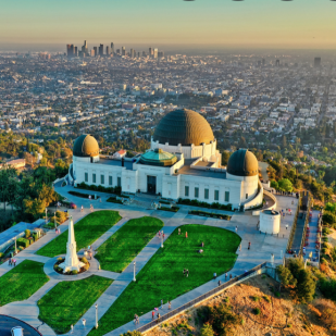 Fly fra København: Hvis du ønsker at flyve direkte til Los Angeles fra København, er der, under normale forhold, god mulighed for det. Med SAS kan du blive direkte mellem den danske hovedstad og Los Angeles 5 gange om ugen. Flyvetiden ligger i omegnen af 11 timer. Der er naturligvis også rig mulighed for at flyve med en enkelt mellemlanding - somme tider kan det godt betale sig. Fly fra Jylland: Fra Aalborg-, Billund- og Aarhus Lufthavn er det ikke muligt at flyve direkte til Los Angeles. Til gengæld er der gode muligheder og priser på flyveture med en enkelt mellemlanding. Her varierer det om mellemlanding er i Amsterdam, Oslo, Stockholm, London, Paris eller en sjette by. Lufthavnstransport: Der er gode muligheder for at komme fra Los Angeles' internationale lufthavn (LAX) og ind til byen. En af mulighederne er FlyAway-busserne, som kører mellem lufthavnen og flere knudepunkter i byen. Derudover er det muligt at tage tog og metro, hvilket også fungerer upåklageligt i Los Angeles. Sidst men ikke mindst er der naturligvis rig mulighed for at tage en taxi eller bestille en uber.