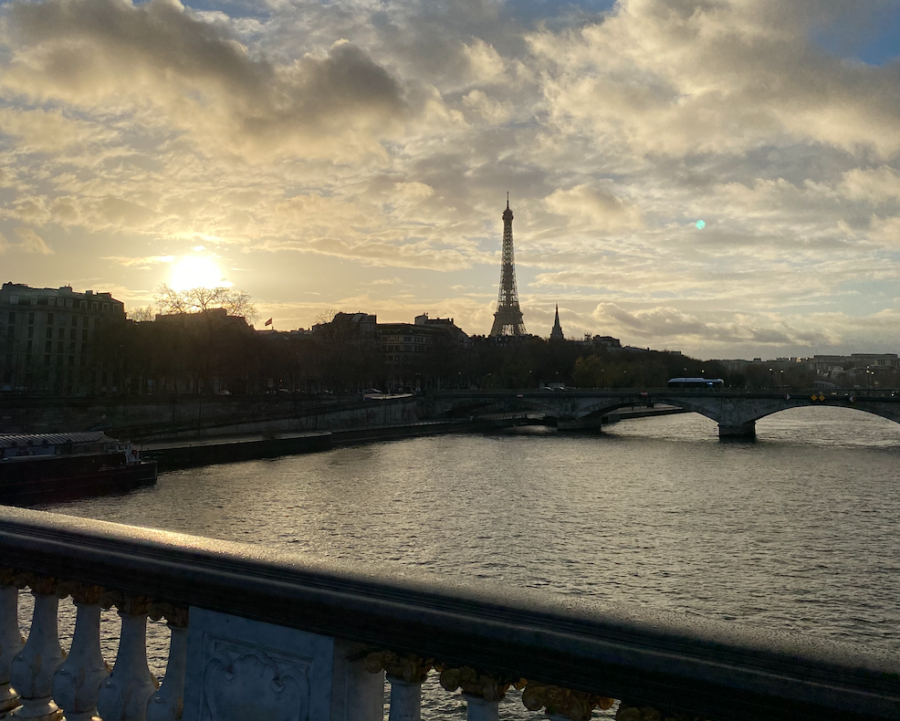 Paris guide dansk, paris guide danmark, Hyggelig stemning, storslåede attraktioner og arkitektur i verdensklasse. Paris har alt det og meget mere til. Bliv klogere på attraktioner, fakta, spisesteder, hoteller og flyvetider her i guiden. En tur til Paris vil nok næppe skuffe dig. Hele denne guide er udelukkende udarbejdet på baggrund af IH-rejsers egen erfaring.Fakta om Paris Land: Frankrig Sprog: Fransk Indbyggere: ca. 2,16 mio. mennesker Flyvetid: ca. 1,5-2 timer Vejret: Vinteren er kølig med nedbør, foråret er mildt og varieret med lune dage, sommeren er varm og efteråret er mildt, lunt og med nedbør.Hyggelig stemning, storslåede attraktioner og arkitektur i verdensklasse. Paris har alt det og meget mere til. En tur til Paris vil nok næppe skuffe dig. Bliv klogere på nogle af de ting, som du bare ikke må gå glip af her i guiden. Hele denne guide er udelukkende udarbejdet på baggrund af IH-rejsers egen erfaring.