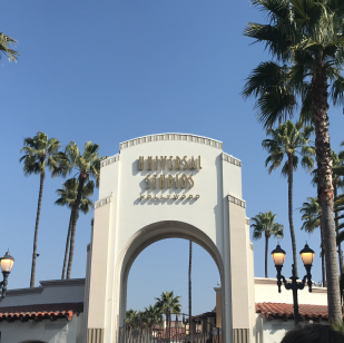 Fly fra København: Hvis du ønsker at flyve direkte til Los Angeles fra København, er der, under normale forhold, god mulighed for det. Med SAS kan du blive direkte mellem den danske hovedstad og Los Angeles 5 gange om ugen. Flyvetiden ligger i omegnen af 11 timer. Der er naturligvis også rig mulighed for at flyve med en enkelt mellemlanding - somme tider kan det godt betale sig. Fly fra Jylland: Fra Aalborg-, Billund- og Aarhus Lufthavn er det ikke muligt at flyve direkte til Los Angeles. Til gengæld er der gode muligheder og priser på flyveture med en enkelt mellemlanding. Her varierer det om mellemlanding er i Amsterdam, Oslo, Stockholm, London, Paris eller en sjette by. Lufthavnstransport: Der er gode muligheder for at komme fra Los Angeles' internationale lufthavn (LAX) og ind til byen. En af mulighederne er FlyAway-busserne, som kører mellem lufthavnen og flere knudepunkter i byen. Derudover er det muligt at tage tog og metro, hvilket også fungerer upåklageligt i Los Angeles. Sidst men ikke mindst er der naturligvis rig mulighed for at tage en taxi eller bestille en uber.