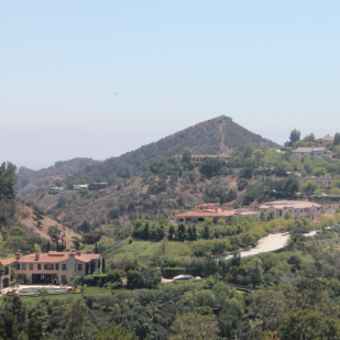 Fly fra København: Hvis du ønsker at flyve direkte til Los Angeles fra København, er der, under normale forhold, god mulighed for det. Med SAS kan du blive direkte mellem den danske hovedstad og Los Angeles 5 gange om ugen. Flyvetiden ligger i omegnen af 11 timer. Der er naturligvis også rig mulighed for at flyve med en enkelt mellemlanding - somme tider kan det godt betale sig. Fly fra Jylland: Fra Aalborg-, Billund- og Aarhus Lufthavn er det ikke muligt at flyve direkte til Los Angeles. Til gengæld er der gode muligheder og priser på flyveture med en enkelt mellemlanding. Her varierer det om mellemlanding er i Amsterdam, Oslo, Stockholm, London, Paris eller en sjette by. Lufthavnstransport: Der er gode muligheder for at komme fra Los Angeles' internationale lufthavn (LAX) og ind til byen. En af mulighederne er FlyAway-busserne, som kører mellem lufthavnen og flere knudepunkter i byen. Derudover er det muligt at tage tog og metro, hvilket også fungerer upåklageligt i Los Angeles. Sidst men ikke mindst er der naturligvis rig mulighed for at tage en taxi eller bestille en uber.