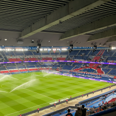 I enden af Champs-Elysées finder du den imponerende Triumfbue, som er kendt vidt og bredt. Midt i en enormt kaotisk rundkørsel ligger den store, lyse konstruktion, som troner smukt udover den store forretningsgade i den vestlige del af Paris' centrum. Fra toppen af Triumfbuen kan du nyde udsigten udover byen - hvor du såmen kan se Eiffeltårnet og flere store bygninger, såsom Grand Palais og Les Invalides. Paris' uden tvivl mest kendte varemærke er Eiffeltårnet. Den 300 meter høje konstruktion skyder flot op i vejret i det 7. arrondissement i Paris. Med sin hyggelige park og have er der lagt op til en smuk oplevelse, når du besøger den franske hovedstads varetegn nummer 1. Hvis du har mod på højder - og har lagt penge til side til det ;-) - så er det en fed oplevelse at komme op i Eiffeltårnet. Højt over byen ligger en smuk perle placeret. Sacré Cæur er et af de mange (!!) flotte bygningsværker, som gemmer sig i Paris. På en bakketop i det hyggelige Montmatre-område ligger kirken, som først blev indviet efter 1. verdenskrig. Dermed er bygningsværket et af de nyere af de gamle, smukke værker. Sacré Cæur betyder desuden "Hellige hjerte", og hylder fred og faldne krigere.Det kendte - og anerkendte - museum, Louvre, er et besøg værd. Med sine mange smukke former for kunst er det et fantastisk sted at besøge. Om du er kunstkender eller ej, så er det en stor oplevelse. Undervejs støder du på kunstværker som Mona Lisa - mens du også kan opleve et hav af forskellige skulpturer og gamle fund på tætteste hold. Unge og studerende besøger museet gratis.