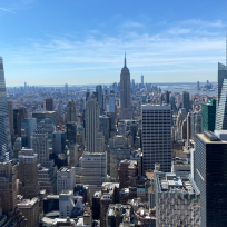 Rockefeller Center er en kæmpe oplevelse at besøge. Udsigten fra toppen er eminent, og man kan dårligt nok forestille sig en bedre udsigt fra noget andet sted i New York eller resten af verden. Nyd synet af Empire State Building, Central Park, Frihedsgudinden, Brooklyn Bridge og meget, meget mere.