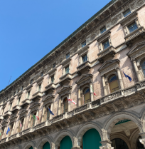 Flyforbindelser: Det tager typisk 2 timer at flyve direkte til Milano fra Danmark. Dermed kan du hurtigt komme fra Danmark til Milano, uden at rejse dagen lang. Fly fra Jylland: Ønsker du at flyve fra Milano, er der gode muligheder for det. Her kan du nemlig flyve direkte fra og til Billund flere gange om ugen til rimelige priser med Ryanair. Her er flyvetiden omkring 2 timer, og du flyver direkte til Bergamo Lufthavn (BGY), der ligger en lille times kørsel fra Milano. Fly fra Sjælland: Er dit ønske at flyve direkte fra Københavns Lufthavn på Sjælland, så er der flere muligheder. Enten kan du flyve med Ryanair,, som i sæsonen flyver hver eneste dag mellem København og Bergamo (BGY). Ellers kan du flyve direkte med SAS mellem København og Milano Malpensa Lufthavn (MXP). Her er flyvetiden også omkring 2 timer på direkte afgange. Begge lufthavne ligger en lille times kørsel fra Milano by. Lufthavnstransport: Fra lufthavnene finder du flere forskellige muligheder, når det kommer til transport. Fra Bergamo (BGY) kører der døgnet rundt transferbusser, hvor du kan køre med ind til stationen i Milano for bare 10 euro. Køreturen varer omkring 1 time. Mellem Malpensa Lufthavn (MXP) finder du også busmuligheder til relativt få penge. Er du ikke til bus kan du hoppe på en taxi eller leje en bil.