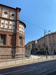 Top 6-seværdigheder: Domkirken (Duomo) Hele Milanos varemærke findes i Milanos centrum, hvor butikker, arkitektur, historie og gastronomi mødes. Midt på den store, åbne plads kan man næppe undgå at få øje på den betagende konstruktion, som i sine lyse farver og detaljerede spir troner i Milanos bymidte. Køb adgang domkirkens smukke indre, eller fordyb dig i domkirkens arkæologiske afdeling, som du også kan købe adgang til. Den sidste nadver Leonardo Da Vinci står bag mange store værker. Et af de allerstørste er ’Den sidste nadver’, som er særdeles omtalt og anerkendt indenfor både den kunstneriske- og religiøse verden. Maleriet er flere meter bredt og flere meter højt, og man kan således bruge lang tid på at beundre alle detaljerne og de budskaber, som er gemt i kunstværket. Under 2. verdenskrig var maleriet et af de få, der overlede de bombeangreb, der ramte i området. Husk desuden at booke din billet hjemmefra, da det ellers er stort set umuligt at skaffe adgang. Galleria Vittorio Emanuelle II I hjertet af Milano finder du det imponerende Galleria Vittorio Emanuelle II. Her finder du lækre, eksklusive shoppingfaciliteter, lige som du også kan nyde et veltilberedt måltid med udsigt til den flotte arkade med kunstneriske detaljer. Alt fra gulvet til loftet til butiksfacaderne er gennemførte, lige som stemningen også er i top. Besøg stedet for at få en på opleveren, eller for at købe den taske du altid har drømt om. Castello Sforzesco Tæt på bymidten finder du slottet, som stammer tilbage fra det 14. århundrede. Borgen er smukt beliggende i en firelænget konstruktion, der blandt andet tæller en slotsplads i midten samt en voldgrav langs yderkanten. Stedet er den dag i dag et museum, hvor flere historiske udspil har fundet sted. På museet finder du desuden også anerkendte kunstværker af blandt andre Michelangelo. Når du har besøgt museet kan du med fordel gå en tur i parken, hvor du også finder et væld af flotte spots. Santa Maria delle Grazie Lige ved siden af ’Den sidste nadver’-klosteret finder du kirken Santa Maria delle Grazie, som bestemt er et besøg værd. Entre er gratis, og du kan således nemt besøge kirkens smukke indre, som byder på flotte detaljer tilbage fra 1400-tallet. Kirken er desuden så anerkendt, at den er kommet på UNESCO’s verdensarvsliste. Under 2. verdenskrig gik flere dele af kirken dog til, da der i området blev bombet. Heldigvis bestod dele af bygningsværket, og dem finder du altså også den dag i dag. La Vigna di Leonardo Overfor Santa Maria delle Grazie og ’Den sidste nadver’ finder du La Vigna di Leonardo. Her finder du det hus, som Leonardo Da Vinci i flere år boede i, mens han kreerede flere af sine store værker. Se de rum, han levede i, og tag en dyb indånding i den skønne baghave, som emmer af ro, hygge og vinranker. Køb billet og nyd en fortælling om huset og Da Vinci via din medbragte smartphone.