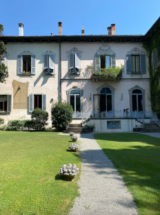 Top 6-seværdigheder: Domkirken (Duomo) Hele Milanos varemærke findes i Milanos centrum, hvor butikker, arkitektur, historie og gastronomi mødes. Midt på den store, åbne plads kan man næppe undgå at få øje på den betagende konstruktion, som i sine lyse farver og detaljerede spir troner i Milanos bymidte. Køb adgang domkirkens smukke indre, eller fordyb dig i domkirkens arkæologiske afdeling, som du også kan købe adgang til. Den sidste nadver Leonardo Da Vinci står bag mange store værker. Et af de allerstørste er ’Den sidste nadver’, som er særdeles omtalt og anerkendt indenfor både den kunstneriske- og religiøse verden. Maleriet er flere meter bredt og flere meter højt, og man kan således bruge lang tid på at beundre alle detaljerne og de budskaber, som er gemt i kunstværket. Under 2. verdenskrig var maleriet et af de få, der overlede de bombeangreb, der ramte i området. Husk desuden at booke din billet hjemmefra, da det ellers er stort set umuligt at skaffe adgang. Galleria Vittorio Emanuelle II I hjertet af Milano finder du det imponerende Galleria Vittorio Emanuelle II. Her finder du lækre, eksklusive shoppingfaciliteter, lige som du også kan nyde et veltilberedt måltid med udsigt til den flotte arkade med kunstneriske detaljer. Alt fra gulvet til loftet til butiksfacaderne er gennemførte, lige som stemningen også er i top. Besøg stedet for at få en på opleveren, eller for at købe den taske du altid har drømt om. Castello Sforzesco Tæt på bymidten finder du slottet, som stammer tilbage fra det 14. århundrede. Borgen er smukt beliggende i en firelænget konstruktion, der blandt andet tæller en slotsplads i midten samt en voldgrav langs yderkanten. Stedet er den dag i dag et museum, hvor flere historiske udspil har fundet sted. På museet finder du desuden også anerkendte kunstværker af blandt andre Michelangelo. Når du har besøgt museet kan du med fordel gå en tur i parken, hvor du også finder et væld af flotte spots. Santa Maria delle Grazie Lige ved siden af ’Den sidste nadver’-klosteret finder du kirken Santa Maria delle Grazie, som bestemt er et besøg værd. Entre er gratis, og du kan således nemt besøge kirkens smukke indre, som byder på flotte detaljer tilbage fra 1400-tallet. Kirken er desuden så anerkendt, at den er kommet på UNESCO’s verdensarvsliste. Under 2. verdenskrig gik flere dele af kirken dog til, da der i området blev bombet. Heldigvis bestod dele af bygningsværket, og dem finder du altså også den dag i dag. La Vigna di Leonardo Overfor Santa Maria delle Grazie og ’Den sidste nadver’ finder du La Vigna di Leonardo. Her finder du det hus, som Leonardo Da Vinci i flere år boede i, mens han kreerede flere af sine store værker. Se de rum, han levede i, og tag en dyb indånding i den skønne baghave, som emmer af ro, hygge og vinranker. Køb billet og nyd en fortælling om huset og Da Vinci via din medbragte smartphone.