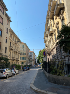 Top 6-seværdigheder: Domkirken (Duomo) Hele Milanos varemærke findes i Milanos centrum, hvor butikker, arkitektur, historie og gastronomi mødes. Midt på den store, åbne plads kan man næppe undgå at få øje på den betagende konstruktion, som i sine lyse farver og detaljerede spir troner i Milanos bymidte. Køb adgang domkirkens smukke indre, eller fordyb dig i domkirkens arkæologiske afdeling, som du også kan købe adgang til. Den sidste nadver Leonardo Da Vinci står bag mange store værker. Et af de allerstørste er ’Den sidste nadver’, som er særdeles omtalt og anerkendt indenfor både den kunstneriske- og religiøse verden. Maleriet er flere meter bredt og flere meter højt, og man kan således bruge lang tid på at beundre alle detaljerne og de budskaber, som er gemt i kunstværket. Under 2. verdenskrig var maleriet et af de få, der overlede de bombeangreb, der ramte i området. Husk desuden at booke din billet hjemmefra, da det ellers er stort set umuligt at skaffe adgang. Galleria Vittorio Emanuelle II I hjertet af Milano finder du det imponerende Galleria Vittorio Emanuelle II. Her finder du lækre, eksklusive shoppingfaciliteter, lige som du også kan nyde et veltilberedt måltid med udsigt til den flotte arkade med kunstneriske detaljer. Alt fra gulvet til loftet til butiksfacaderne er gennemførte, lige som stemningen også er i top. Besøg stedet for at få en på opleveren, eller for at købe den taske du altid har drømt om. Castello Sforzesco Tæt på bymidten finder du slottet, som stammer tilbage fra det 14. århundrede. Borgen er smukt beliggende i en firelænget konstruktion, der blandt andet tæller en slotsplads i midten samt en voldgrav langs yderkanten. Stedet er den dag i dag et museum, hvor flere historiske udspil har fundet sted. På museet finder du desuden også anerkendte kunstværker af blandt andre Michelangelo. Når du har besøgt museet kan du med fordel gå en tur i parken, hvor du også finder et væld af flotte spots. Santa Maria delle Grazie Lige ved siden af ’Den sidste nadver’-klosteret finder du kirken Santa Maria delle Grazie, som bestemt er et besøg værd. Entre er gratis, og du kan således nemt besøge kirkens smukke indre, som byder på flotte detaljer tilbage fra 1400-tallet. Kirken er desuden så anerkendt, at den er kommet på UNESCO’s verdensarvsliste. Under 2. verdenskrig gik flere dele af kirken dog til, da der i området blev bombet. Heldigvis bestod dele af bygningsværket, og dem finder du altså også den dag i dag. La Vigna di Leonardo Overfor Santa Maria delle Grazie og ’Den sidste nadver’ finder du La Vigna di Leonardo. Her finder du det hus, som Leonardo Da Vinci i flere år boede i, mens han kreerede flere af sine store værker. Se de rum, han levede i, og tag en dyb indånding i den skønne baghave, som emmer af ro, hygge og vinranker. Køb billet og nyd en fortælling om huset og Da Vinci via din medbragte smartphone.