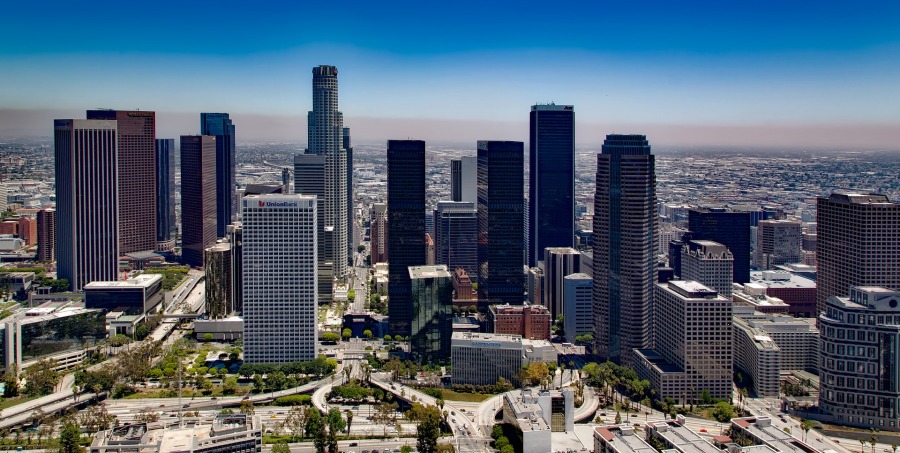 Der er noget over Los Angeles, jeg ikke har oplevet mange andre steder. Energien, luften, atmosfæren og ja, mentaliteten. Det er som om, at intet er umuligt i LA. Folk kommer til byen fra nær og fjern for at bryde igennem på den ene eller anden måde, men byen er også meget mere end det. Byen er grænseløs. Du kan holde en hel ferie indenfor Los Angeles' byområde, da der simpelthen er så meget at se og opleve - og bare en fantastisk ramme at være til stede i. ​Der er et utal af områder i den store millionby - og jeg kan ikke nævne et eneste område, som alene gør oplevelsen stor, nej, det er alle delene, der til sammen danner en form for puslespil, som gør oplevelsen uforglemmelig. Tag et område som Hollywood eller Beverly Hills. Her får du et skud stjernestøv, filmmagi og eksklusive vibes. Smutter du vest på, så møder du det bombastiske Stillehav ved Venice og Santa Monica. Her oser af livsglæde fra surfere, skatere og lokale. Studio City og San Fernando Valley giver en ro med sine dybe dale, høje bakker og store villaer. Her fornemmer man, at der rent faktisk også bor ægte mennesker i Los Angeles. Altså, der er mennesker, der faktisk har deres hverdag i det paradis og mekka af oplevelser. Wauw, siger jeg bare. Downtown emmer af business og modernitet, hvilket fuldender LA's udtryk. Men nå nej, noget af det, som LA også kan, er solnedgangene udover Stillehavet. Her giver det et ekstra sug i maven, hvis du trekker op til Runyon Canyon, hvorfra du kan se udover Downtown. Wow, nu får jeg da først lyst til at tage til mit yndlingssted i USA. Igen. Igen. Får du lyst til at være ægte turist i LA, så er der kun en ting at gøre: Køb din rejse hos IH-rejser, og få kyndig vejledning til de vigtigste ting. Der er nemlig aaaalt for meget at lave til, at du kan nå det hele. Men hvis jeg skal nævne en ting, der altid er god indenfor turisme, så er det hop-on-hop-off-busserne, der fragter dig rundt i byens mange kroge, mens du får sjove historier og gode tips af guiden ombord. Det er altid givende. Måske min næste tur til Los Angeles snart skal i hus? Men hvad med din?