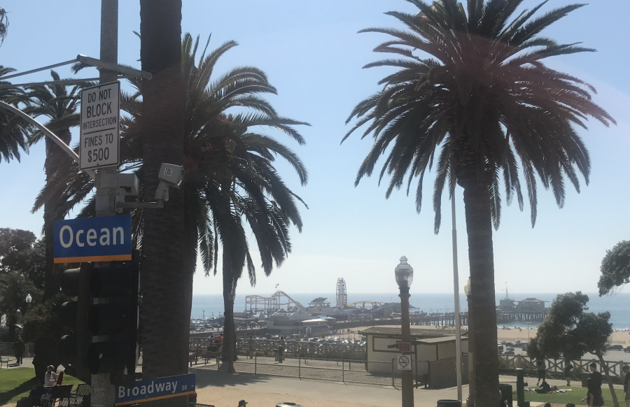 los angeles guide dansk, dansk LA-guide, los angeles guide danmark, Farmhouse - Beverly Center Kyllingeburgeren med små, stegte kartofler fra Farmhouse i Beverly-området savner jeg på ugentlig basis. Restauranten er hyggelig, stilfuld og rustik samtidigt med, at de laver rigtig god mad. Priserne er lidt højere end andre steder, men det er det hele værd. Lækkert og overskueligt menukort med retter af gode råvarer - ja tak! Hooters Fastfood er som bekendt noget af det, som USA er mest kendt for at servere. Hooters er en meget klassisk, amerikansk fastfoodrestaurant, hvor tjenerne bærer lette klæder, og hvor basketballkampe kører på skærmen. Du kan bestille fastfood-retter såsom chicken wings, tenders, burgers, pommes frites og meget mere. In-n-out Burger Det er ikke alle steder i USA, du finder burgerkæden In-n-out - men det gør du i Californien. I Hollywood ligger en af de populære fastfoodrestauranter, som serverer lækre burgere, og også gode pommes frites. Restauranten er i høj grad kendt for deres 'animal-style fries', som er pommes frites med dressing, løg og smeltet ost. California Pizza Kitchen Mums, mums og mere mums. På California Pizza Kitchen-restauranterne er der lagt op til en dejlig madoplevese, hvor pizza er i fokus. Nyd en fremragende smagsoplevelse, lige meget hvilken pizza du foretrækker at spise. Der ligger flere restauranter i og omkring Los Angeles, og det burde derfor være til at finde en af de skønne afdelinger. The Cheesecake Factory Jeg har aldrig set så stort et menukort, som jeg så på The Cheesecake Factory. Kæderestauranten er kendt for sine enormt mange cheesecakes, men deres salte køkken er heller ikke smalt. Selvom et bredt menukort ikke altid er ligmed succes, så er nu alliegvel tilfældet for det, jeg har smagt, på en af restauranterne i Los Angeles.